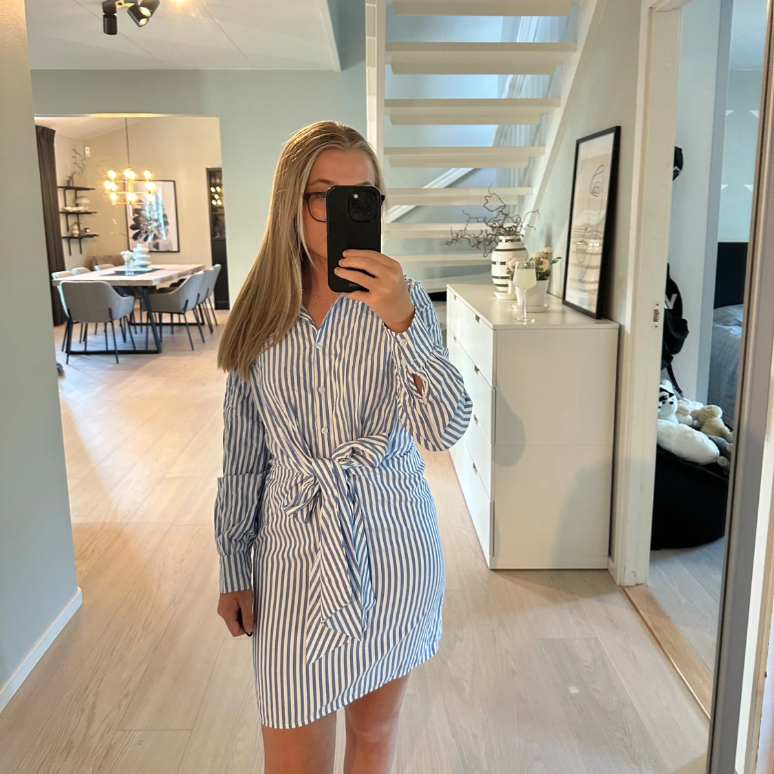 Randig skjortklänning med knyt i midjan