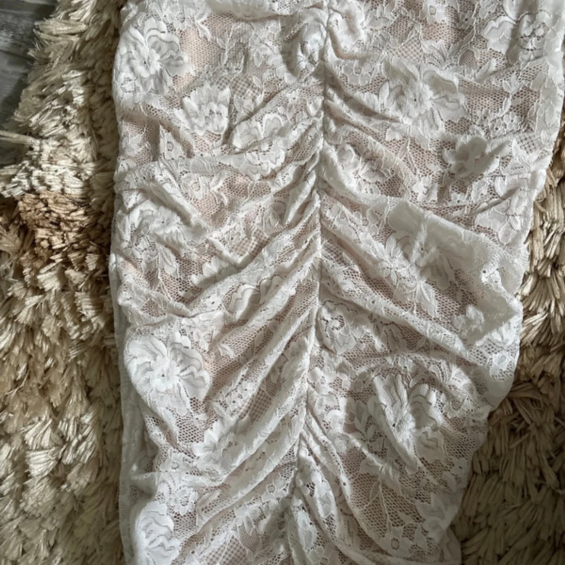 Vit spetsklänning med blommönster - 2