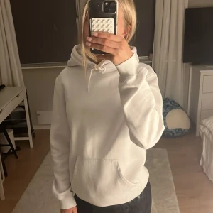 Vit hoodie med huva och ficka - Säljer hoddien för den kommer inte till användning längre! Den e oversized men vik upp den så på bilden så blir den inte oversized mer🩷