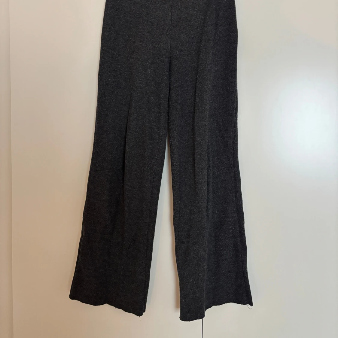 Mörkgrå stickade byxor från Zara - 1