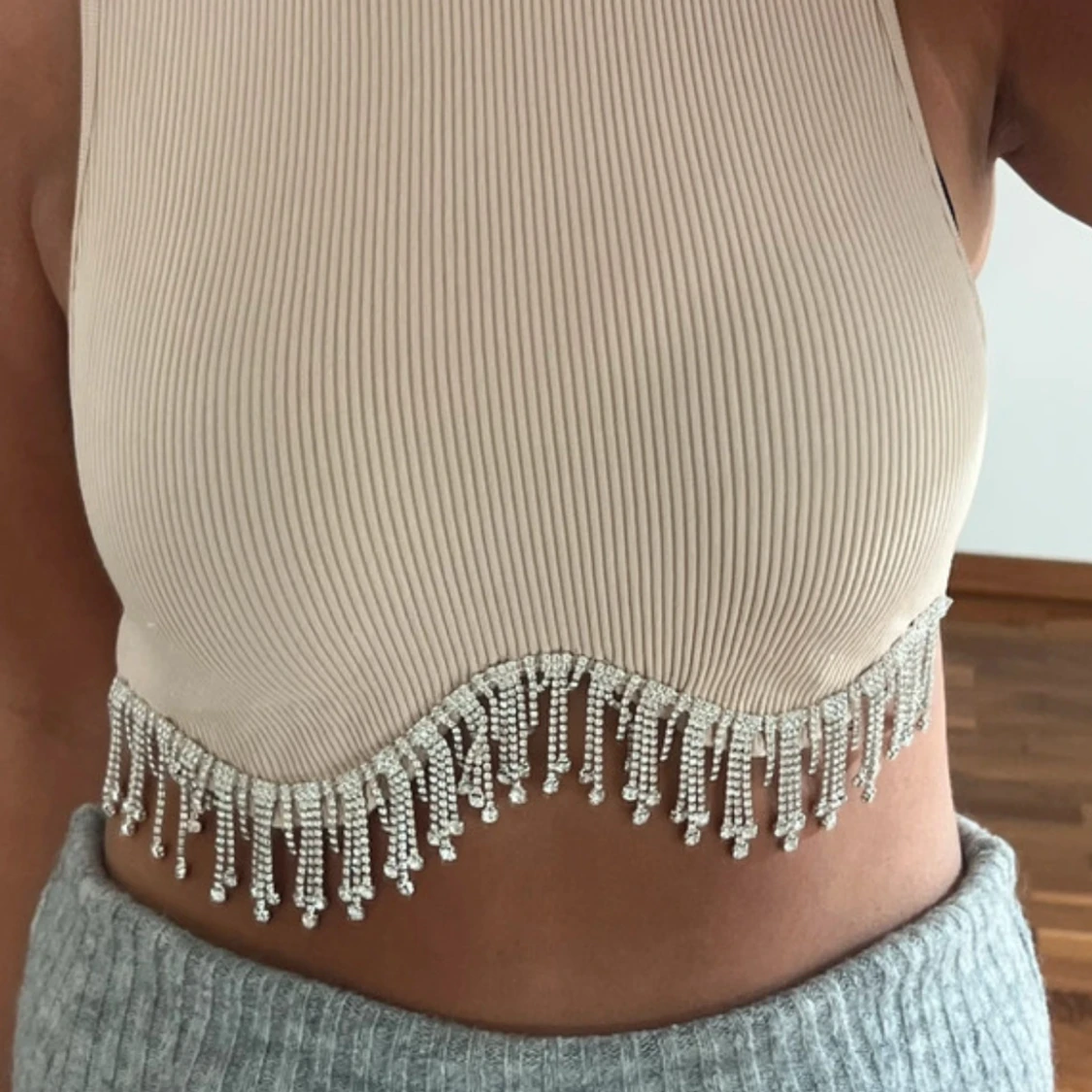 Beige/aprikos ribbad croppad topp med strass