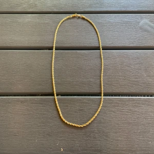Cordell 18k guldplätering halsband - Säljer ett riktigt snyggt halsband från lyxmärket cordell! Halsbandet är aldrig använt. Säljer det eftersom jag vann det i en tävling men själv använder jag inte guld. Killen jag vann det av säljer äkta guld och silversmycken så halsbandet borde vara äkta! Perfekt till sommaren☀️ Om ni har några andra frågor eller önskar flera bilder så är det bara att höra av er! Pris kan diskuteras😉