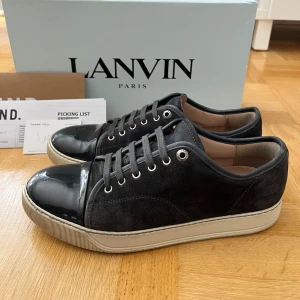 Lanvin Skor - Feta Lanvin Cap Toe i storlek 42 (UK 8). Skorna är extremt bra omhändertagna och i 8.5/10 skick! Box & kvitto medföljer vid köp, att påpeka är att de ser näst intill svarta ut men är i färgen mörkgrå eller Elephant Grey som det också står på kvittot! Eftersom lanvins är kända för att vara stora i storleken passar de både 42 och 43. Vid frågor eller funderingar hör gärna av dig :)