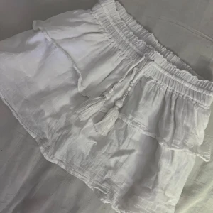 Vit volang kjol - Vit volangkjol med snörning från Gina tricot