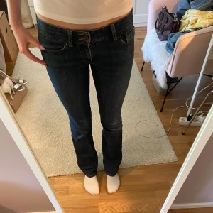 Tommy Hilfiger jeans - Lågmidjade bootcut jeans som jag säljer pga de tyvärr blivit för små för mig🙏😔 I väldigt bra skick💕
