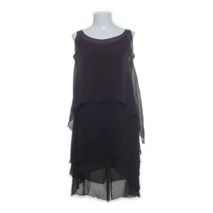 Mörklila silkesklänning Karl Lagerfeld H&M - Unik mörklila långklänning i 100% silke från Karl Lagerfeld for H&M. Klänningen har lager-på-lager-effekt, tunna axelband och snygga knappar i ryggen. Den är luftig och har en lätt transparent känsla med vackert fall. Obs! 34 (XS)