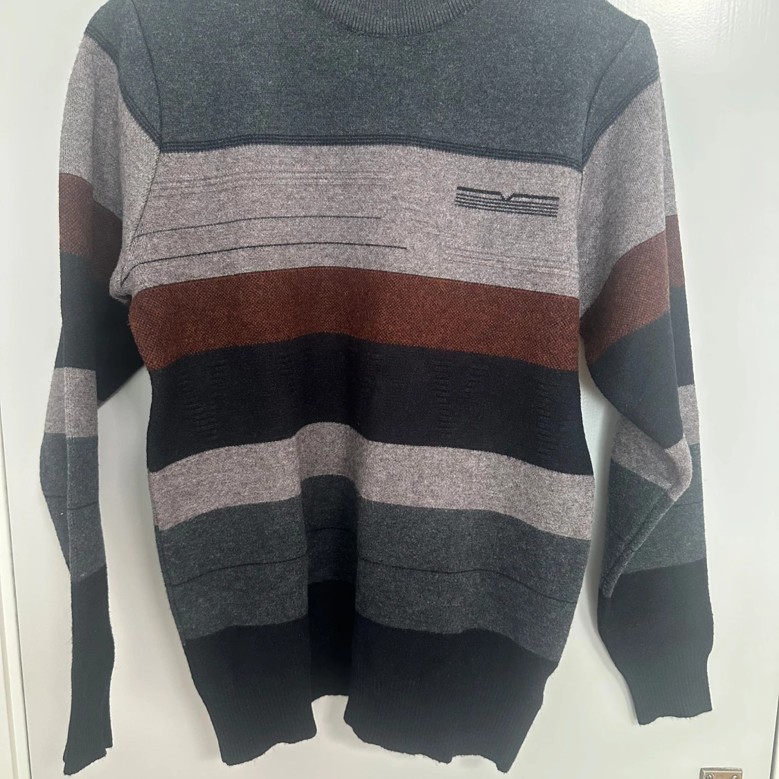 Randig stickad tröja i mörka toner