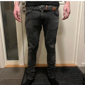 Svarta nudie jeans  - Säljer ett par svarta nudie jeans. Skick 7,5/10 en defekt som ni kan se på bild 4 annars ganska bra skick. Modellen är 181 och väger 64. Skriv vid frågor eller liknande!