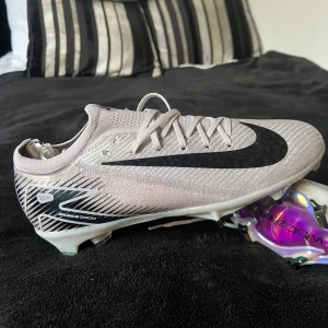 Fotbollsskor Nike Air Zoom Mercurial Vapor - Helt nya Snygga Nike Air Zoom Mercurial vapor fotbollsskor. Stolek 44 28cm men är små i storleken töjer säkert ut sig och om man har större fötter då dem är helt nya. 