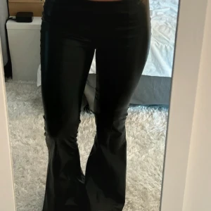 Lowwaist skinnbyxor - Snygga svarta skinnbyxor med bootcut och låg midja🫶🏼🫶🏼