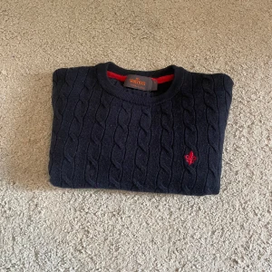 Morris kabelstickad  - Säljer en jätte snygg kabelstickad tröja ifrån Morris. Den är i perfekt skick med inga skador. Skriv till mig vid frågor💛🤝