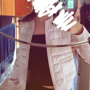Ljusrosa jacka från Gina Tricot - Supersöt ljusrosa jacka från Gina Tricot. Jag köpte den för ungefär 3 månader sen och jag har bara använt den 1 gång! 🤍jag köpte den för 399kr och jag säljer för 300 då det inte finns tecken på användning men vid snabbt intresse kan pris kan diskuteras 💋