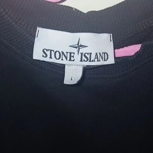 Svart Stone Island sweatshirt L - ORG PRIS 350€ , Nuvarande pris går att diskuteras😊Ny endast använd 2 gånger pga fel storlek köpt , inga imperfektioner och inga märken