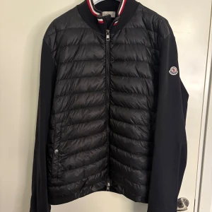 Moncler Cardigan Svart - Moncler Cardigan i storlek xxl, passar en L. Fint skick