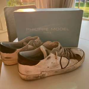 Phillipe model skor - Säljer mina Phillipe models som är i nyskick säljer pga att dem är för små för mig skick 8/10 de är i storlek 41 men passar även 42 skriv vid funderingar pris kan diskuteras 