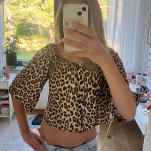 Leopardmönstrad blus - Supersöt leopardmönstrad blus från H&M🐆Toppen är i mycket bra skick och kan bäras både offshoulder(bild2) eller inte(bild1). Skriv för fler bilder eller frågor💗Kolla min bio för mina standards!