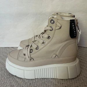 Inuikii boots - Inuikii sneakers i canvas med läderdeteajler silver dragkedja baktill, 4,5cm plattformshöjd! Storlek 38. Normala i storleken, aldrig använda! 