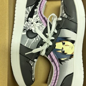 Anime-inspirerade med tryck - Unika med anime-tryck i grått, vitt och lila. Skorna har snörning, vit sula och detaljerad illustration på sidan. Perfekta för dig som vill sticka ut med en cool och kreativ stil.