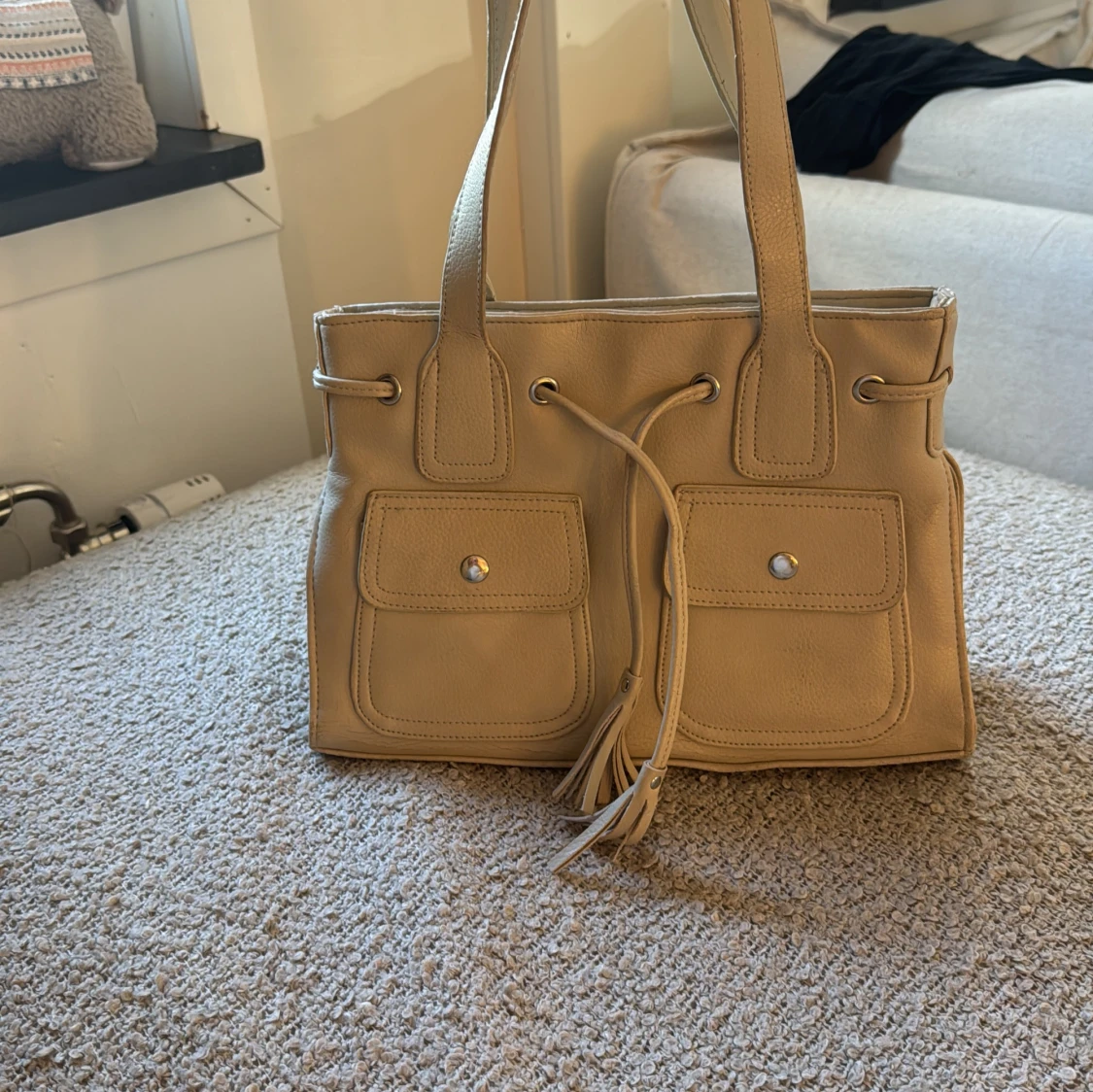 Beige axelväska med snörning