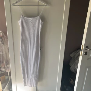 Vit ribbad långklänning från Zara - Supersnygg vit långklänning från Zara med smala axelband och ribbad struktur. Har bara använt fåtal gånger💓