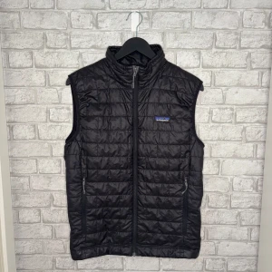 Patagonia väst - Fräsh och stilren väst från Patagonia. Nästan oanvänd och i toppskick! Perfekt att slänga över en hoodie eller tröja när det är lite kyligare. Hör av dig vid intresse! 🙌