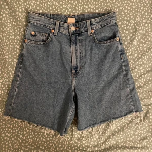 Jeansshorts - Högmidjade jeansshorts från H&M. Har tagit bort lappen där bak, annars inget konstigt.