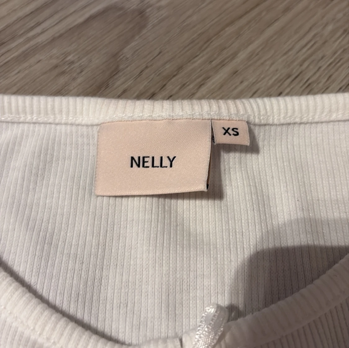 Vit ribbad topp med rosetter från Nelly - 1