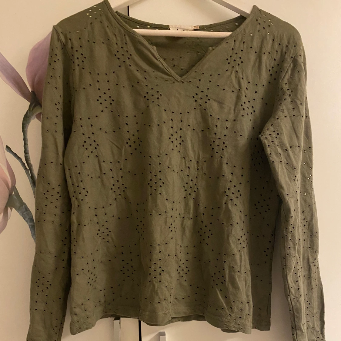 Olivgrön långärmad blus med hålmönster