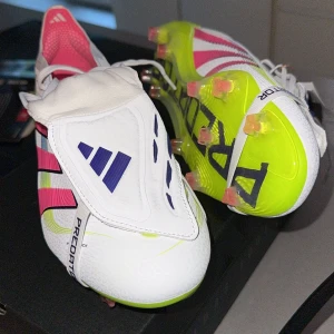 Adidas Predator - Säljer dessa i stort sett helt nya preds. Endast testade en halv träning men var för små för mig. Storlek 44 2/3. Hör av er vid frågor, pris kan diskuteras vid snabb affär!