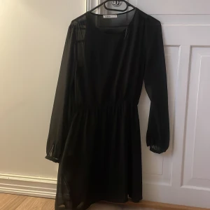 Svart kortklänning från Cubus - En svart, ganska genomskinlig klänning, från Cubus, i strl 34. Aldrig använd.