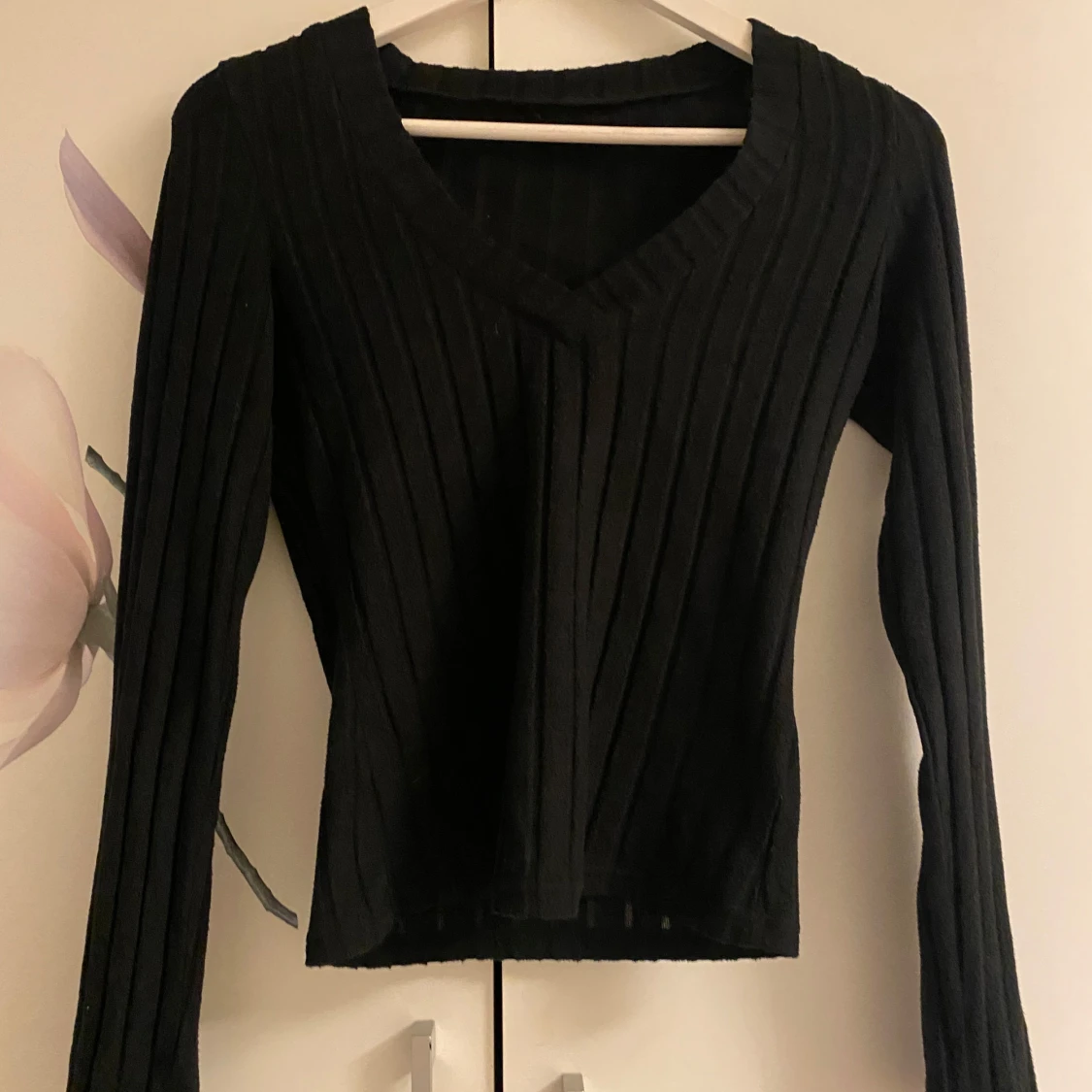 Svart ribbad långärmad tröja - 2