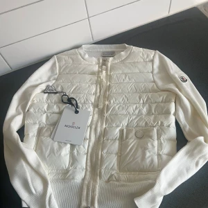 Moncler Cardigan dam - Hejsan, säljer en vit Moncler Cardigan jacka. Size:1 jackan är endast testad digital kvitto finns, tveka inte på frågor.