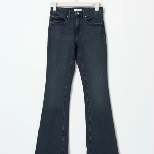 Mörkblå bootcut jeans med stretch - Snygga mörkblå jeans med bootcut passform. Perfekta till sneakers eller boots. Bra skick då jag använt dem få gånger. 