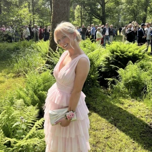 Ljusrosa volangklänning med v-ringning - Säljer nu min balklänning som är använd en gång ❤️😫