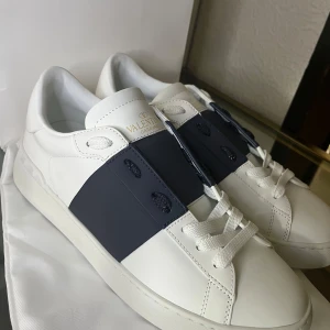 Valentino skor - Väldigt fräscha valentino skor, den har en blå design på sidorna, alla kartonger o kort osv följs såklart med. Vid behov av några frågor är det bara att pm mig! A-k