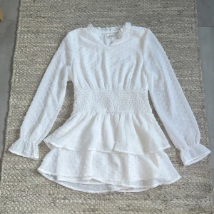 Såå fin volangklänning!  - Säljer denna jättefina vita sommarklänning från Gina Tricot Young! Passar till sommarens alla tillfällen. ❤️❤️