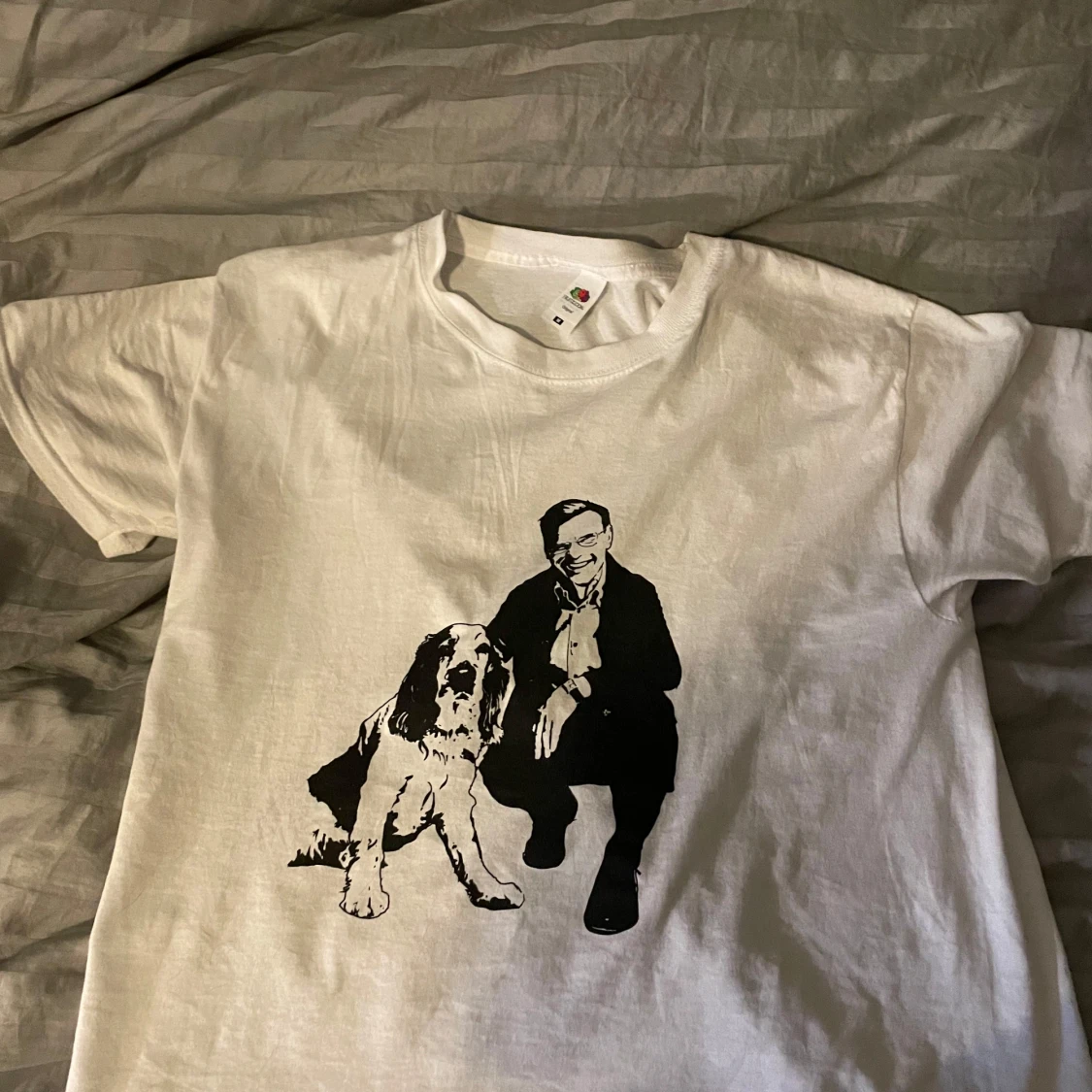 Vit t-shirt med tryck på Ulf Kristersson och en hund från fruit of the loom 