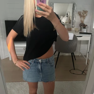 Jeanskjol  - Så fin jeanskjol som tidigare varit ett par byxor från Gina tricot som jag klippte till en kjol. Den är i mycket bra skick💕midjemått: 34cm rakt över: 29cm 