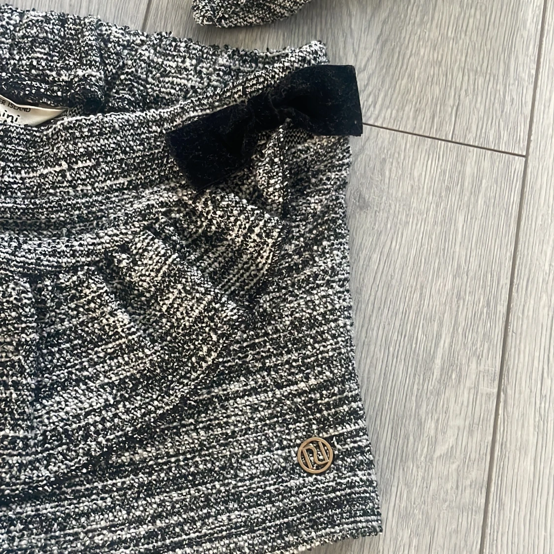 Gråmelerade shorts med rosett Mini A Ture - 3