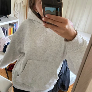 Grå hoodie - Jättefin grå hoodie, aldrig använd och toppen skick, storlek S💕