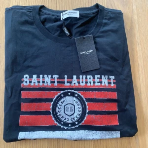 Saint Laurent T-shirt - Säljer denna feta YSL T-shirten. Utmärkt skick! Storlek large. 
