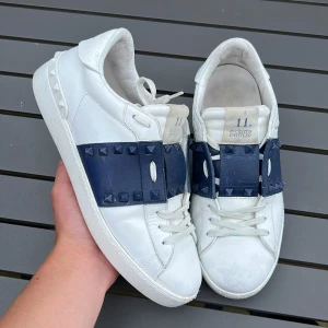 Valentino open - Sjukt feta opens! Size 40! Skick 8/10. Hör av dig vid fler frågor kring skorna eller andra varor i vårat sortiment 🤩