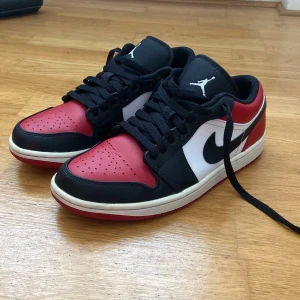 Nike Air Jordan 1 Low Bred Toe - Säljer ett par Nike Air Jordan 1 Low Bred Toe i storlek 40. Skorna är i väldigt bra skick med kvitto och original förpackning. Priset kan diskuteras!