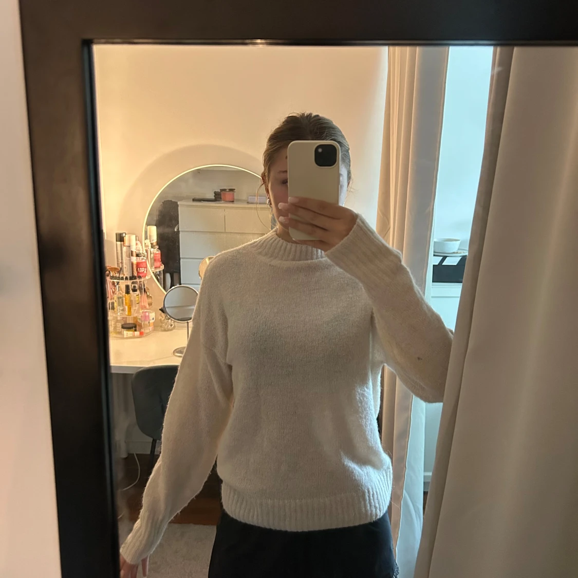 Vit stickad tröja med rund hals