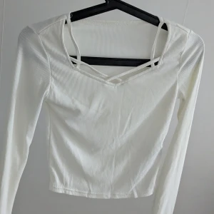 Vit och svart ribbad långärmad crop topp - Nya oanvända, säljer båda för 90kr 🤍