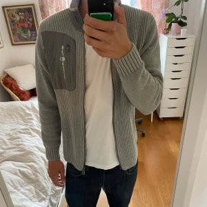 Ny grå kofta från Sail Racing - Snygg unik kofta/cardigan från sailracing. Nytt skick. Nypris 1999