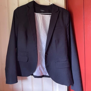 Kavaj - Snygg kavaj från Lindex med randigt innertyg! 