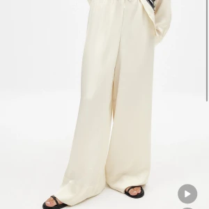 Satinbyxor - Beige siden / satin byxor. Storlek 34. Aldrig använda, lappen är kvar