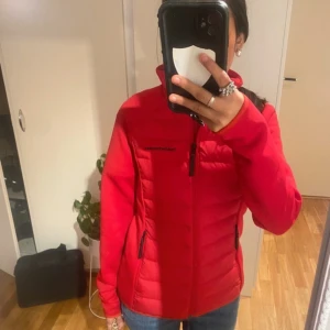 Röd peak performance jacka - Säljer min röda peakperfomance w argon hybrid Hood jacka som är i nyskick. Den är i storlek s-xs. Skriv ifall ni har några frågor & pris kan diskuteras
