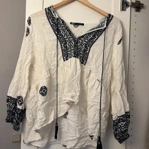 Blus från Zara  - Boho stil. Lite trasig på en av snörena. Svarar snabbt. 